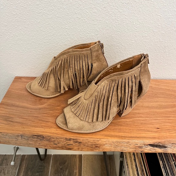 Dolce by Mojo Moxy Women’s Fringe Open-Toe Zip Ankle Boot Tan Suede Bootie 6.5 - Picture 3 of 7